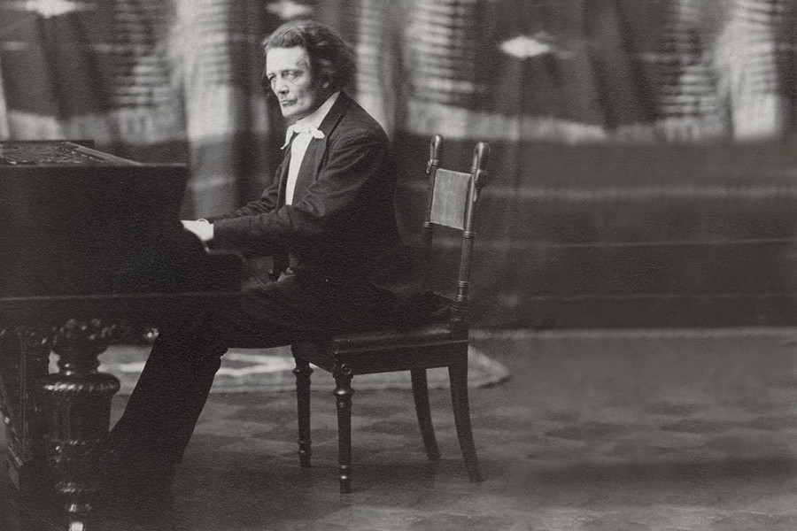 Композитор, основатель первой консерватории в России Антон Рубинштейн.